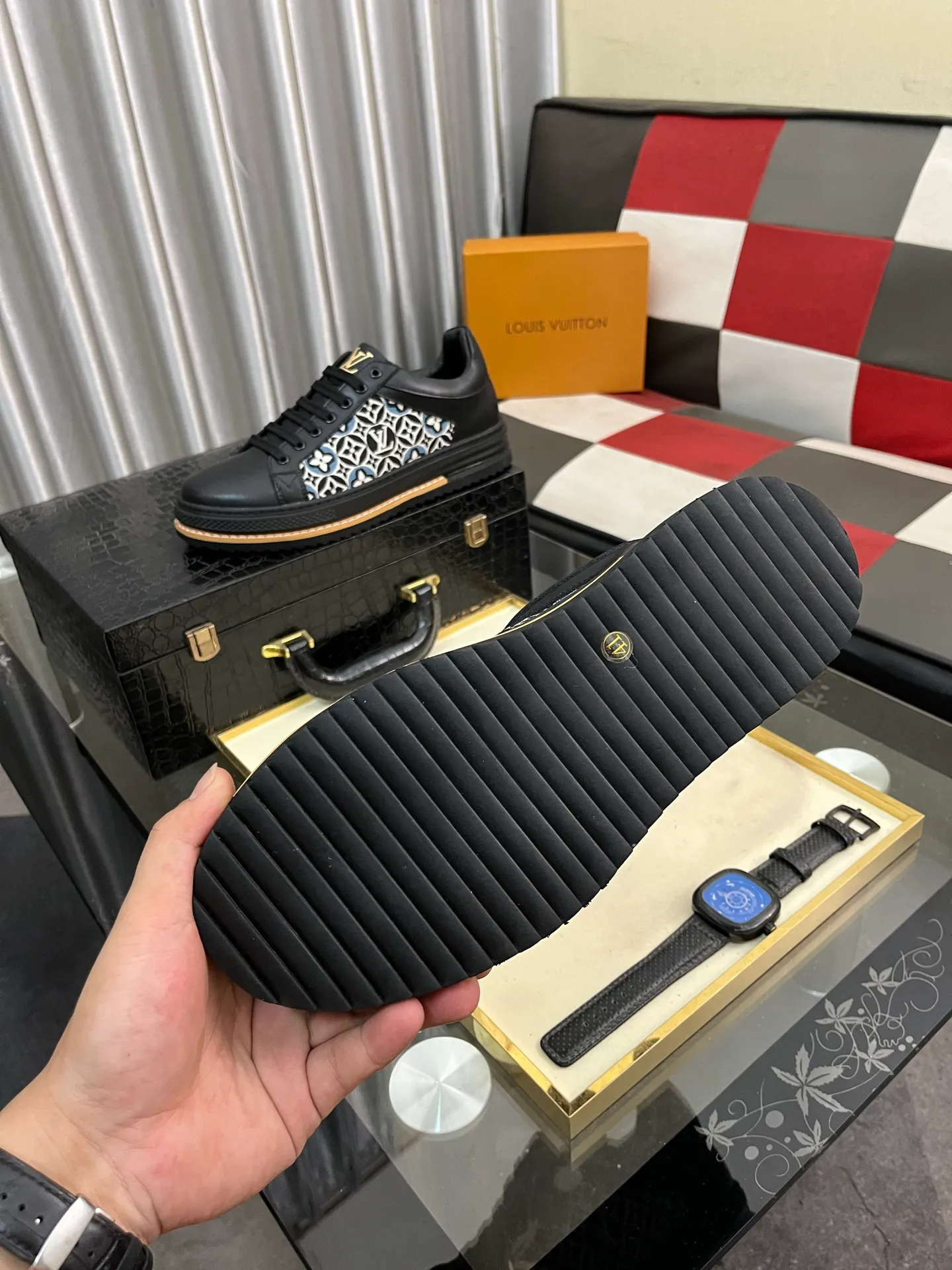 Men's shoes 💰420⌚️⌚️LV's new men's high-end casual sports shoes, using imported first-layer cowhide silk-screened brand lougou, original ultra-light TPU outsole, wear-resistant and comfortable, Monogram lougou embellished rubber outsole, breathable mesh lining, versatile classic style! Size: 38-442️⃣Colors available